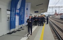 Ireneusz Merchel, prezes zarządu PLK SA, przemawia podczas uroczystości otwarcia przystanku Kraków Grzegórzki.