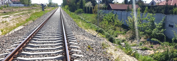 Lokalizacja planowanego przystanku Mielec Korczaka Lokalizacja planowanego przystanku Mielec Korczaka, wzdłuż torów widać zabudowania, fot. Łukasz Fronc