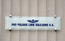 Tabliczka na budynku PKP Polskie Linie Kolejowe S.A.
