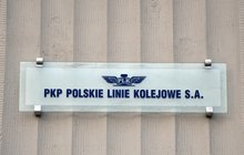 Tablica na budynku z napisem: PKP Polskie Linie Kolejowe S.A.