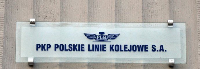 Tablica na budynku z napisem: PKP Polskie Linie Kolejowe S.A.