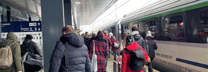 Pasażerowie z bagażami idą po peronie na stacji Lublin Główny, widać pociąg, fot. A. Znajewska-Pawluk