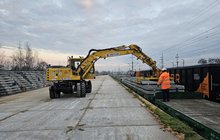 Rozładunek nowych podkładów strunobetonowych na plac w stacji Sandomierz, fot. Paweł Babiarz