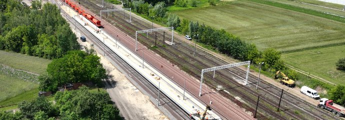 LK25, odc. Sandomierz - Chmielów - nowe tor, perony, sieć trakcyjna, na torach maszyny, fot. Krzysztof Dzidek (1)