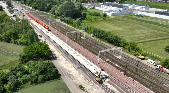 LK25, odc. Sandomierz - Chmielów - nowe tor, perony, sieć trakcyjna, na torach maszyny, fot. Krzysztof Dzidek (1)