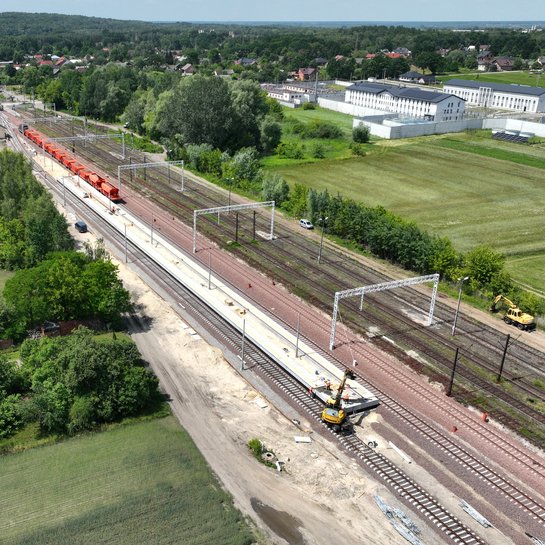 LK25, odc. Sandomierz - Chmielów - nowe tor, perony, sieć trakcyjna, na torach maszyny, fot. Krzysztof Dzidek (1)