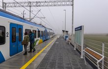 Pasażerowie wsiadający do pociągu z nowego peronu w Mierzęcinie, fot. Łukasz Bryłowski