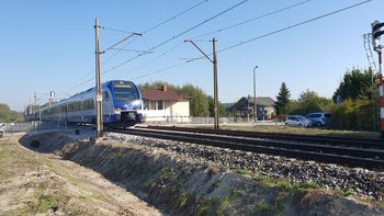 Pociąg PKP IC jedzie po torze fot. Piotr Hamarnik