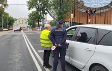ambasadorzy bezpieczeństwa rozdają ulotki na przejeździe kolejowo-drogowym w Bielsku-Białej. fot. Katarzyna Głowacka