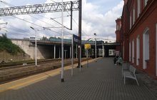 Peron w Kostrzynie nad Odrą, po prawej ławki i budynek dworca fot.Radek Śledziński