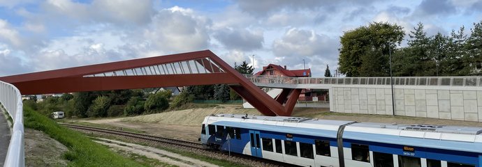 Pociąg jedzie pod kładką dla pieszych w Lubartowie, fot. Anna Znajewska-Pawluk