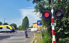 Pociąg przejeżdża przez przejazd kolejowo-drogowy na ul. Kamiennej w Krakowie, fot. Piotr Hamarnik