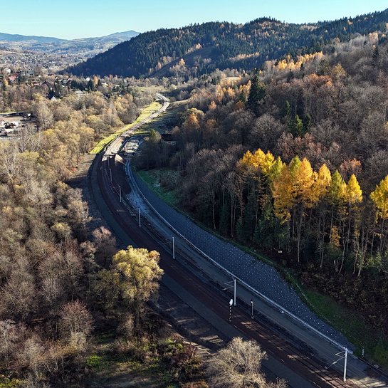 Zmodernizowany tor kolejowy obok ul. Kasprowicza, widok z lotu ptaka, fot. Piotr Hamarnik 