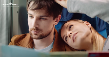 Screen z filmu, kobieta opiera głowę na ramieniu mężczyzny.