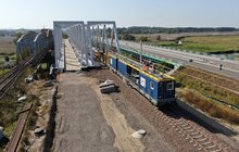 Most nad Narwią w Uhowie - jedzie pociąg sieciowy, fot. Artur Lewandowski PKP Polskie Linie Kolejowe S.A.