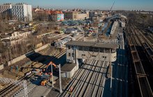Nastawnia i w tle hala peronowa w stacji Bytom widziane z lotu ptaka, prace prowadzone przy budowie stacji, fot. Szymon Grochowski