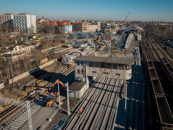 Nastawnia i w tle hala peronowa w stacji Bytom widziane z lotu ptaka, prace prowadzone przy budowie stacji, fot. Szymon Grochowski