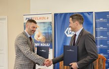 Prezesi spółek PKP SA i PLK SA z umowami po podpisaniu porozumienia; źródło PKP SA