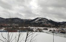 Widok na ośnieżone góry z pociągu na trasie Świdnica - Jedlina-Zdrój. Fot. M. Pabiańska