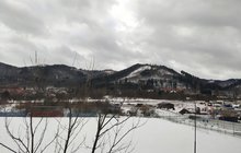 Widok na ośnieżone góry z pociągu na trasie Świdnica - Jedlina-Zdrój. Fot. M. Pabiańska