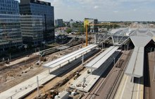 Widok z góry na nowo budowane perony i halę peronową_fot. Artur Lewandowski