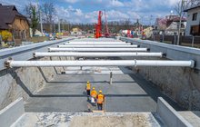 Wykonawcy i maszyny na budowie tunelu kolejowo-drogowego, Sulejówku, fot. Artur Banach (4)