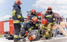 Pięciu strażaków pracujących podczas symulacji wypadku.