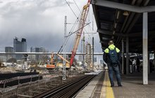 Widok na prace na stacji Warszawa Zachodnia i sylwetki podróżnych, fot. Izabela Miernikiewicz