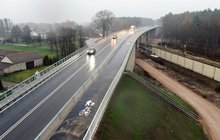 Mokra Wieś - wiadukt nad torami jadą samochody, fot. Artur Lewandowski PKP Polskie Linie Kolejowe SA (2)