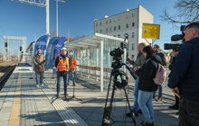 Dziennikarze na briefingu prasowym na peronie stacji Ostróda. fot. Łukasz Brylowski PLK
