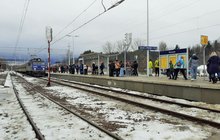 Stacja Poronin - wjeżdża pociąg, podróżni oczekują na peronie, fot. Józef Syc