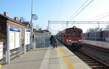 Stacja Sławków, na peronie podróżni, wiata, tablica z nazwą stacji, wjeżdża pociąg, fot. Katarzyna Głowacka