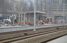 Warszawa Główna, pracownicy na nowym peronie wykonują roboty wykończeniowe, fot. PLK 03.03.2021 