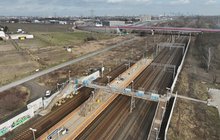 Widok z góry na przystanek Warszawa Gołąbki, widać perony i kładkę, dot. A.Lewandowski, P. Mieszkowski (3)