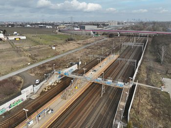 Widok z góry na przystanek Warszawa Gołąbki, widać perony i kładkę, dot. A.Lewandowski, P. Mieszkowski (3)