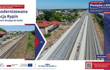 Infografika przedstawiająca stację Rypin przed i po modernizacji. Po lewej stronie zdjęcie archiwalne peronów i torów, po prawej zmodernizowana stacja z nowymi peronami, torami oraz infrastrukturą kolejową. Grafika informuje o odbudowie stacji Rypin na linii kolejowej nr 33 na odcinku Sierpc–Brodnica w ramach KPO.