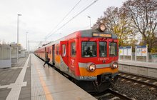 Podrożny i pociąg przy peronie przystanku Zieleń, fot. Łukasz Bryłowski PKP PLK