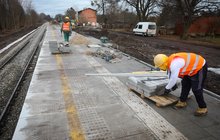 Pracownicy układają nawierzchnię peronu na przystanku Bukwałd, fot. Artur Szymański PKP Polskie Linie Kolejowe S.A.