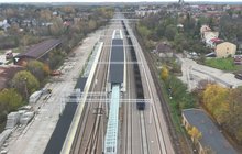 Stacja Olkusz z nowymi torami, peronami i przejściem podziemnym, jest też pociąg towarowy, fot. Krzysztof Dzidek (2)