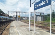 Zwardoń, peron na stacji, widać też pociąg przy drugim peronie, fot. Krzysztof Wojtas