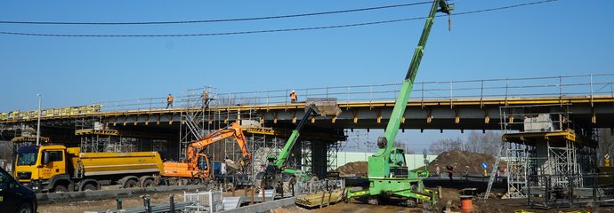 Budowa wiaduktu w Łochowie, w tle koparki i pracownicy.