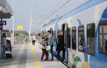 Pasażerowie wsiadający do pociągu na nowym peronie w Grzędzicach, autor: Grzegorz Biega