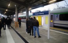 Podróżni i pociągi na stacji Olsztyn Główny. fot. Andrzej Puzewicz PKP PLK (5)