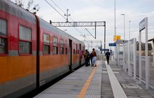 Podróżni wsiadają do pociągu na przystanku Rychnowo Wielkie. fot. Łukasz Bryłowski PKP PLK