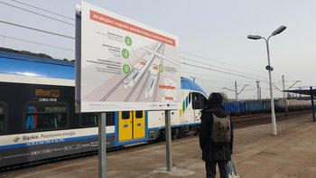 Pociąg pasażerski na peronie stacji Czechowice - Dziedzice, 11.03.2021, fot. Mirosław Siemieniec