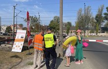 Przedstawiciel PLK SA i Straży Ochrony Kolei pouczają kierowcę na przejezdzie kolejowo-drogowym, fot. Anna Znajewska-Pawluk