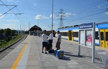 Przystanek Rybnik Paruszowiec, podróżni na peronie, w tle pociąg, fot. Katarzyna Głowacka