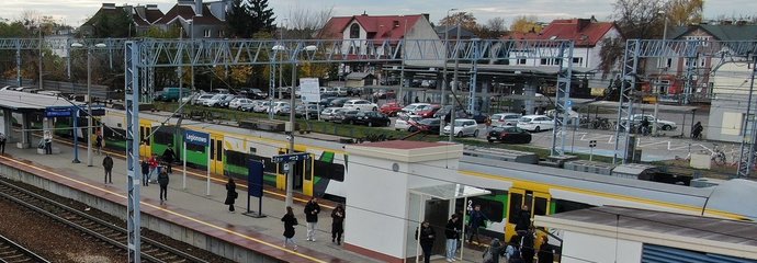 Stacja Legionowo, widać peron, tory, pasażerów pod zadaszeniem nowej windy na peronie, fot. A.Lewandowski, P.Mieszkowski (2)