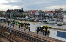 Stacja Legionowo, widać peron, tory, pasażerów pod zadaszeniem nowej windy na peronie, fot. A.Lewandowski, P.Mieszkowski (2)