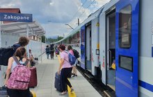 Zakopane, stacja tymczaowa - podróżni na peronie, obok stoją pociągi, fot. Paulina Antosiak (1)